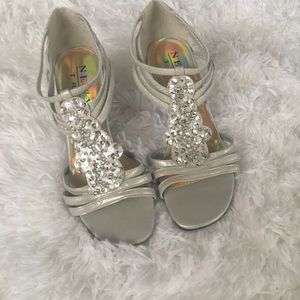 NWOT BEAUTIFUL HEELS. SILVER AND STRAPS. .